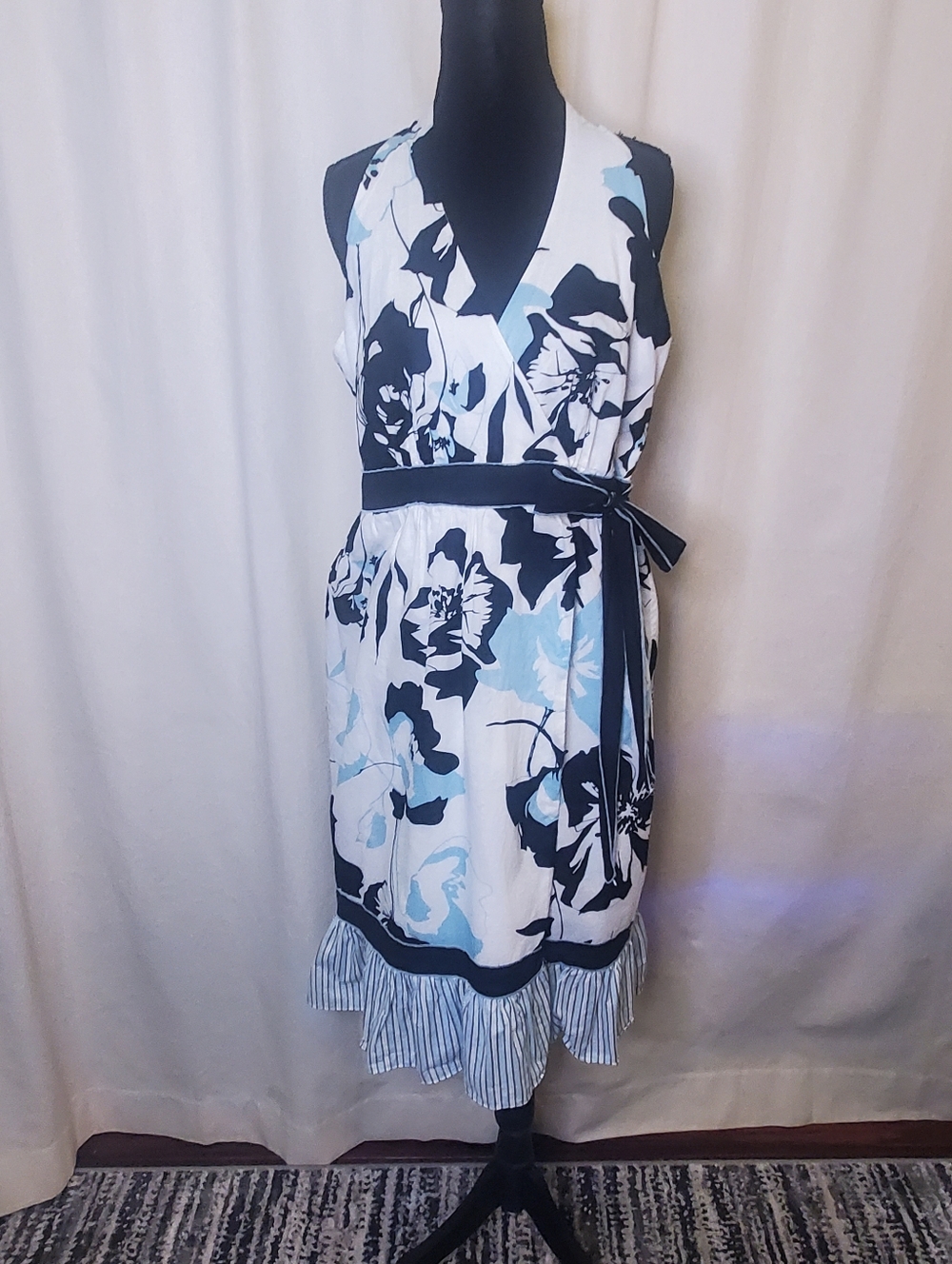 Floral Wrap-Style Sleeveless Dress in White and Navy